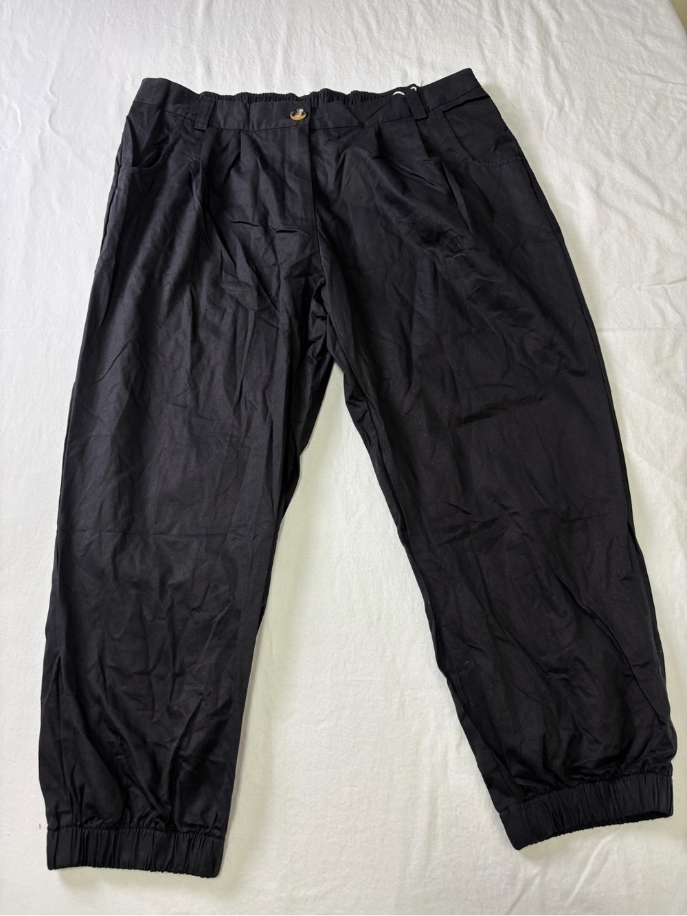 HALARA Black Elastic-Cuff Capri Jogger Pants